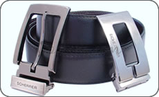 Un pack constitu� d'une ceinture en cuir et de deux boucles Scherrer. 