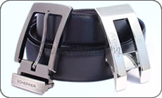 Un pack constitu� d'une ceinture en cuir et de deux boucles Scherrer. 