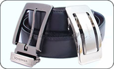 Un pack constitu� d'une ceinture en cuir et de deux boucles Scherrer. 