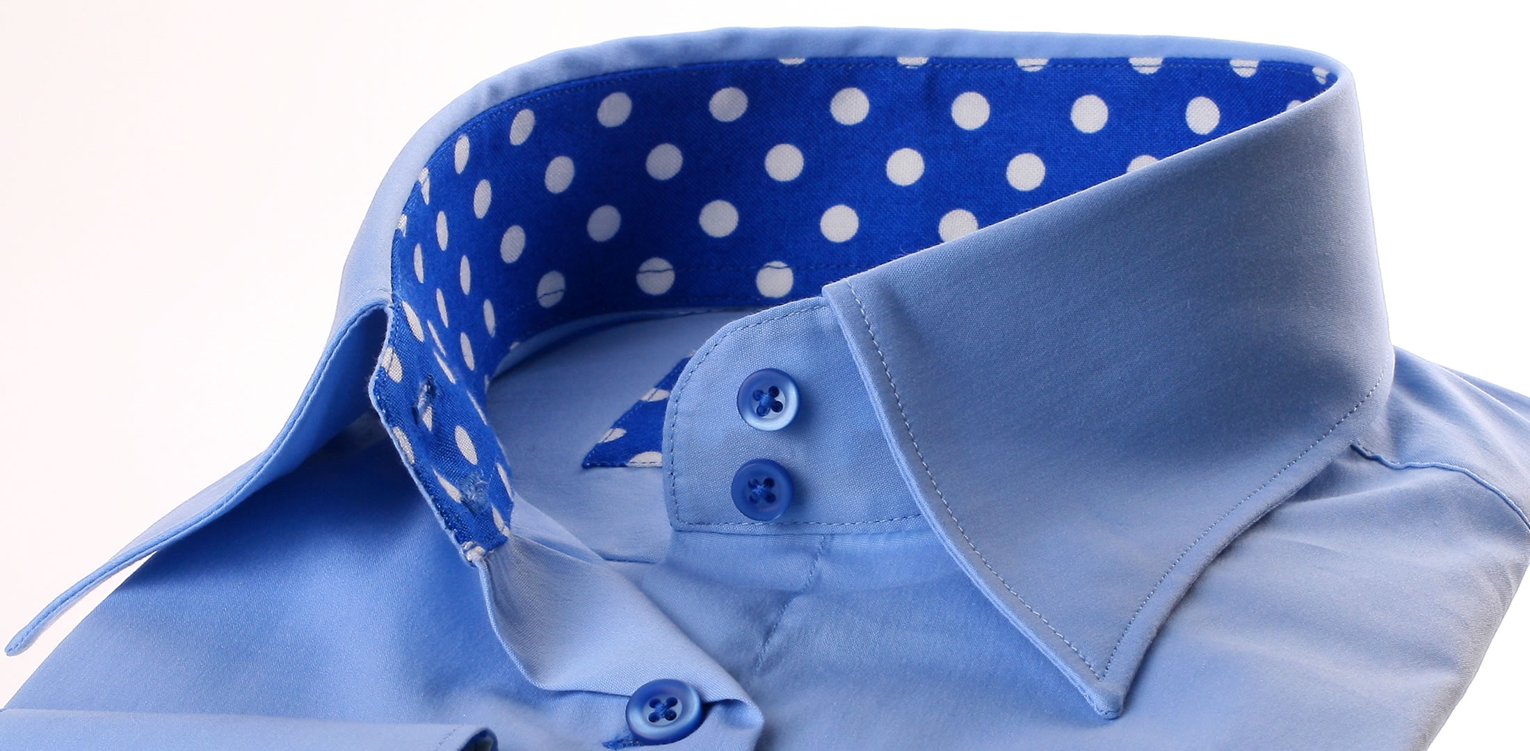 Blaue Tapete Mit Wei?en Punkten : Blaue Dreiviertel-?rmel Bluse mit wei?en Punkten auf einem blauen Blaue Tapete Mit Wei?en Punkten : Blaue Dreiviertel-?rmel Bluse mit wei?en Punkten auf einem blauen