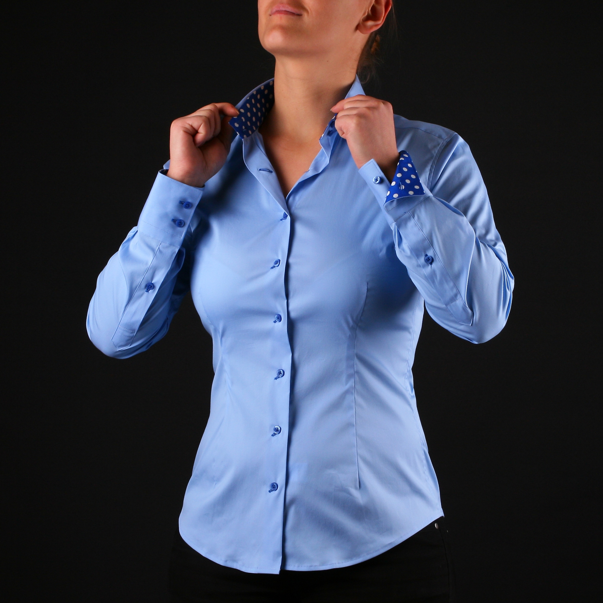 Blaue Tapete Mit Wei?en Punkten : Blaue Bluse mit wei?en Punkten auf einem blauen Hintergrund Stoff in Blaue Tapete Mit Wei?en Punkten : Blaue Bluse mit wei?en Punkten auf einem blauen Hintergrund Stoff in