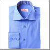 Une chemise bleue � interieur de col � fleurs bleues