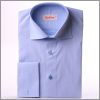 Chemise bleue � poignets mousquetaires