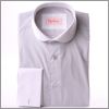 Chemise � rayures blanches et grises, col arrondi et poignets mousquetaires blancs