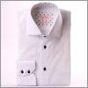 Chemise blanche à col et poignets à motifs carrés noirs