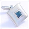Carr� argent� incrust� d'un cristal bleu nuit