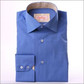 Chemise cintrée bleue foncée à col et poignets à motifs beiges