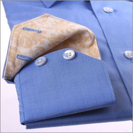 Chemise cintrée bleue foncée à col et poignets à motifs beiges