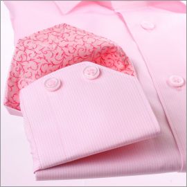 Chemise rose à fines rayures blanches, col et poignets à motifs roses
