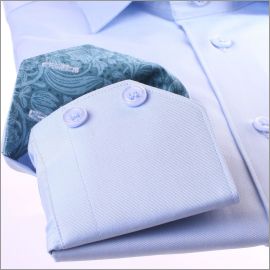 Chemise cintrée bleue à col et poignets à motifs bleus