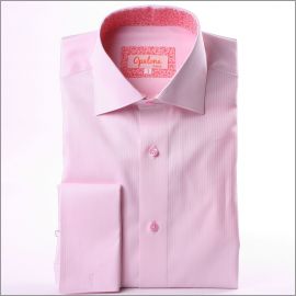 Chemise rose à poignets mousquetaires, col intérieur à fleurs roses