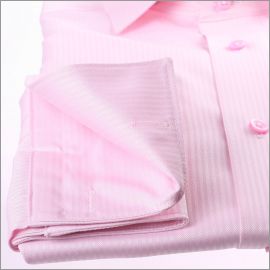 Chemise rose à poignets mousquetaires, col intérieur à fleurs roses