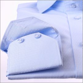 Chemise bleue à fines rayures et motifs blancs