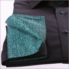 Chemise noire, col et poignets mousquetaires à motifs bleus verts