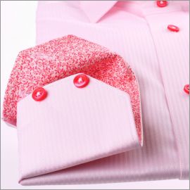 Chemise rose à col et poignets à fleurs roses et boutons fushias