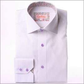 Chemise blanche à col et poignets à fleurs roses et violettes et boutons mauves