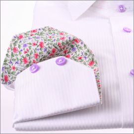 Chemise blanche à col et poignets à fleurs roses et violettes et boutons mauves