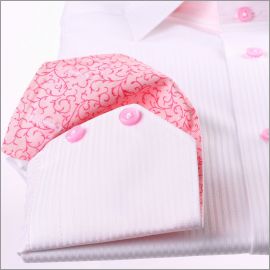 Chemise cintrée blanche à col intrérieur à motifs roses