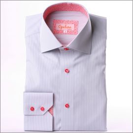 Chemise grise à fines rayures blanches, col et poignets à fleurs roses et boutons roses