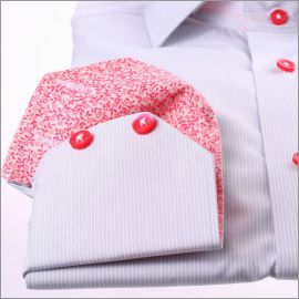 Chemise grise à fines rayures blanches, col et poignets à fleurs roses et boutons roses