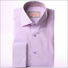 Chemise à rayures blanches et mauves, col et poignets mousquetaires à fleurs roses et mauves