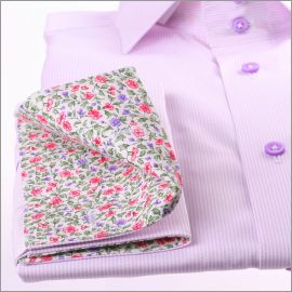 Chemise à rayures blanches et mauves, col et poignets mousquetaires à fleurs roses et mauves