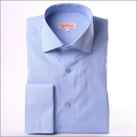 Chemise cintrée bleue à fines rayures blanches, poignets mousquetaires
