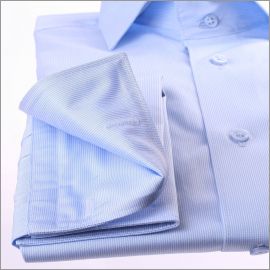 Chemise cintrée bleue à fines rayures blanches, poignets mousquetaires