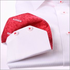 Chemise blanche à col et poignets à motifs fleuris rouges