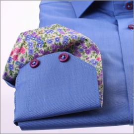 Chemise bleue à col et poignets liberty violet et vert et boutons violets