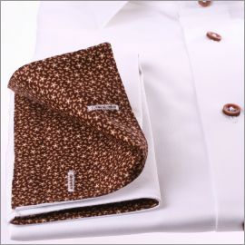 Chemise blanche à col et poignets à motifs fleuris marrons et boutons marrons