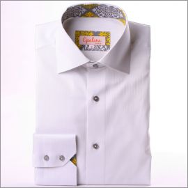 Chemise cintrée blanche à col et poignets à motifs gris, blancs et jaunes et boutons gris