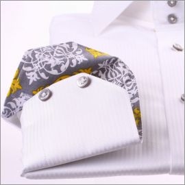 Chemise cintrée blanche à col et poignets à motifs gris, blancs et jaunes et boutons gris