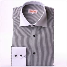 Chemise cintrée à rayures noires et blanches, col et poignets blancs et boutons noirs