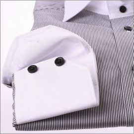 Chemise cintrée à rayures noires et blanches, col et poignets blancs et boutons noirs