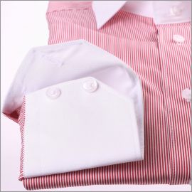 Chemise cintrée à rayures blanches et rouges, col et poignets blancs