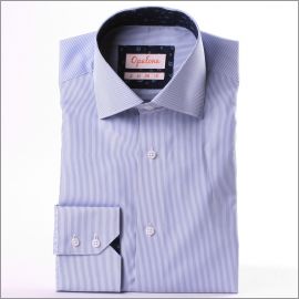 Chemise à fines rayures blanches et bleues