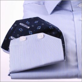 Chemise à fines rayures blanches et bleues