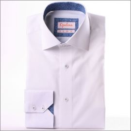 Chemise blanche à col et poignets à fleurs bleues