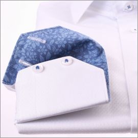 Chemise blanche à col et poignets à fleurs bleues