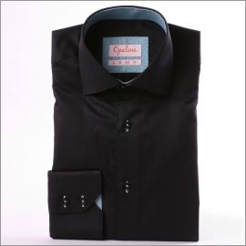 Chemise noire à col et poignets à fleurs bleu clair