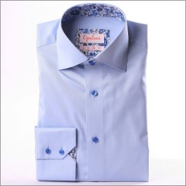 Chemise bleue à col et poignets à fleurs bleues