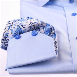 Chemise bleue à col et poignets à fleurs bleues