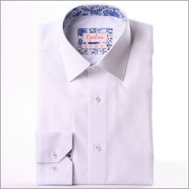 Chemise blanche à col et poignets à fleurs bleues