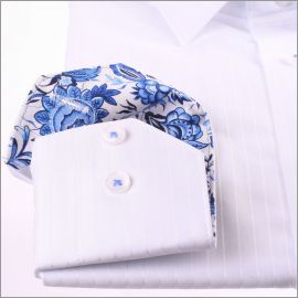 Chemise blanche à col et poignets à fleurs bleues