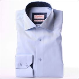 Chemise bleue à col et poignets bleu marine à pois
