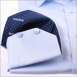 Chemise bleue à col et poignets bleu marine à pois