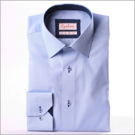 Chemise bleue à fines rayures, col et poignets bleu marine à pois bleus