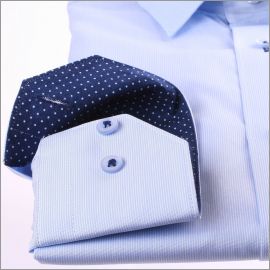 Chemise bleue à fines rayures, col et poignets bleu marine à pois bleus