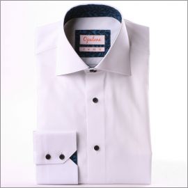 Chemise blanche à col et poignets à motifs bleus et noirs